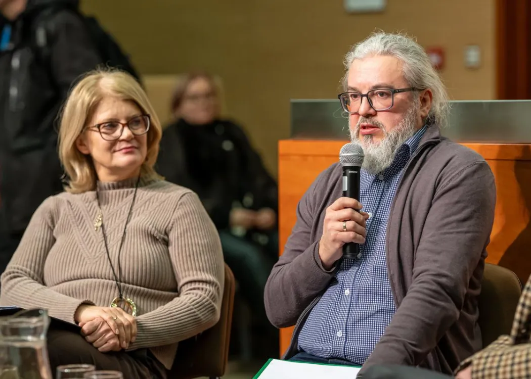 dr Radosław Sierocki mówi do mikrofonu podczas debaty 