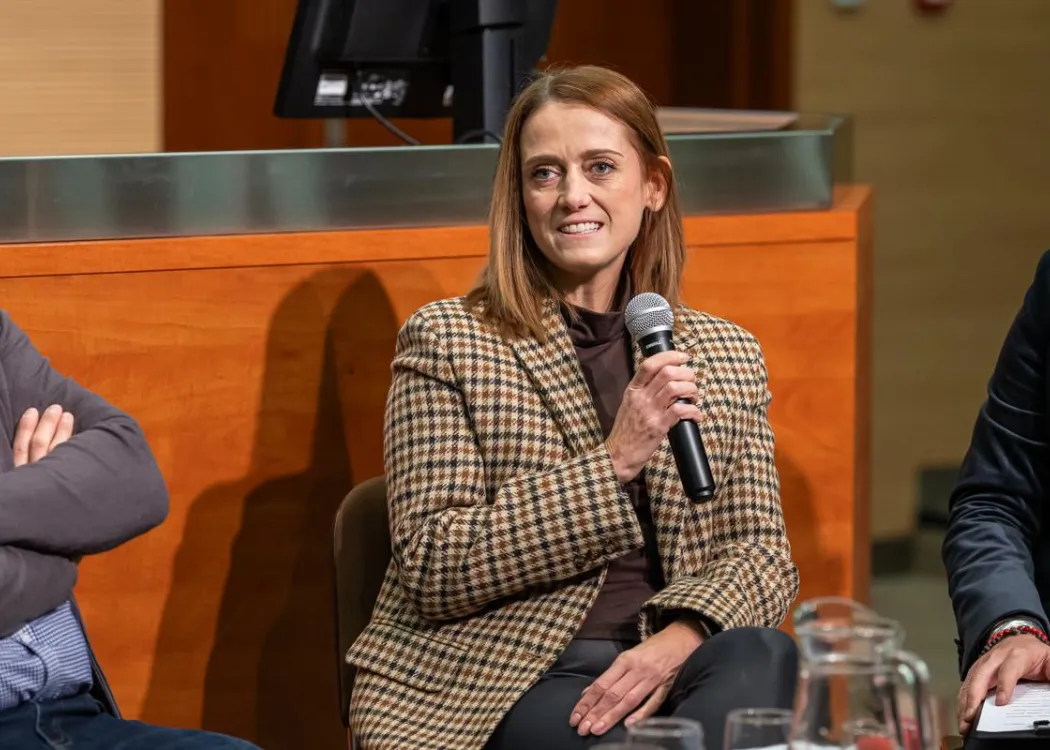 dr Agnieszka Zbrzezny mówi do mikrofonu podczas debaty 