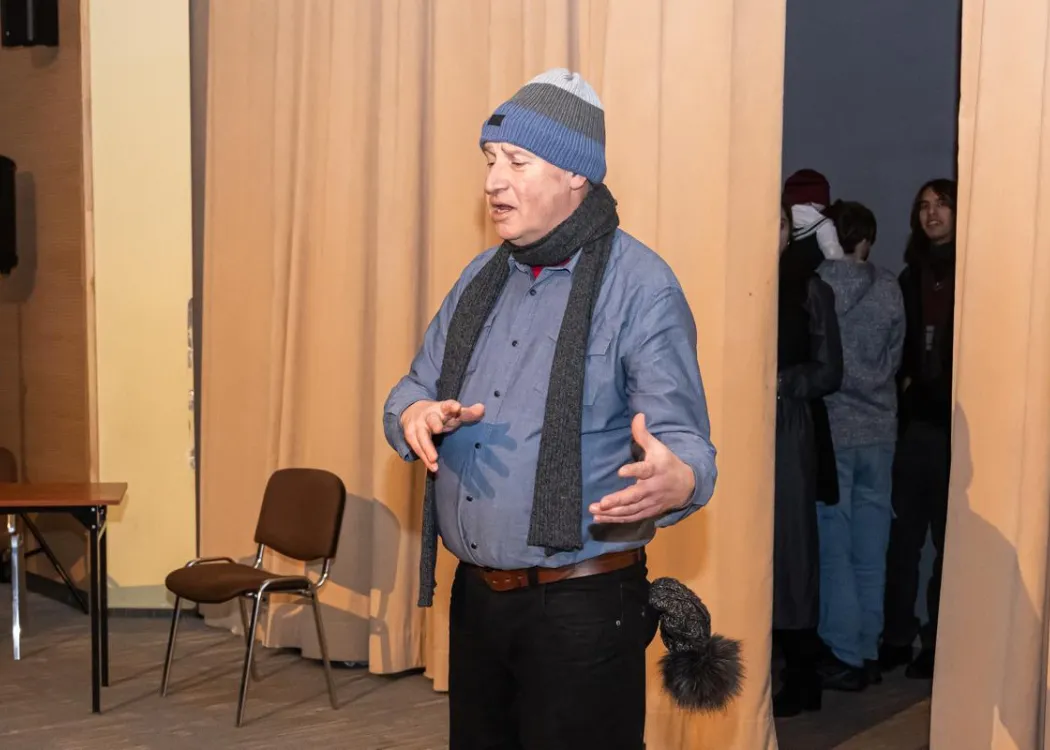 mgr Trevor Hill występuje podczas przedstawienia