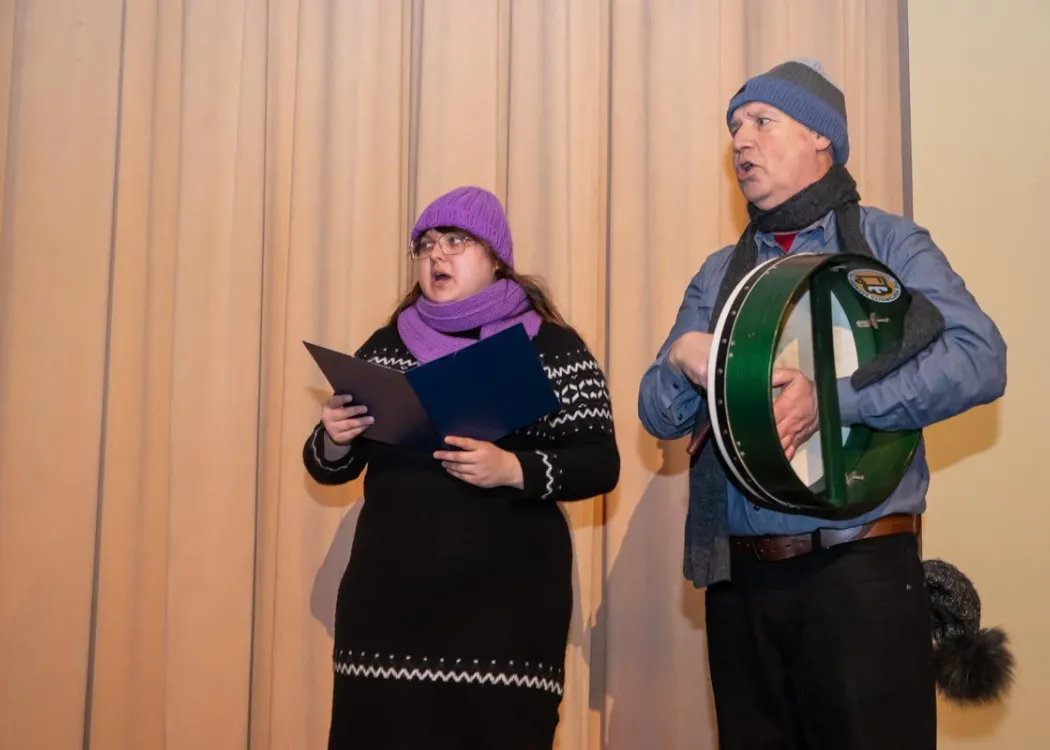 aktorzy grają w trakcie przedstawienia 