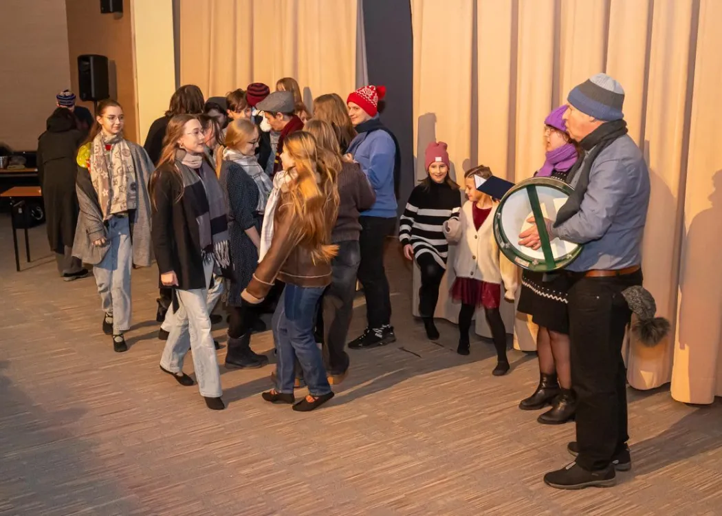 aktorzy grają w trakcie przedstawienia 