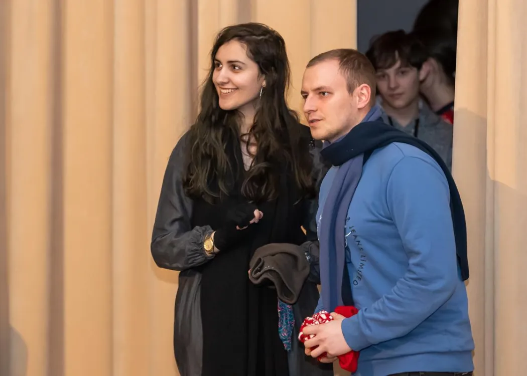 aktorzy grają w trakcie przedstawienia 