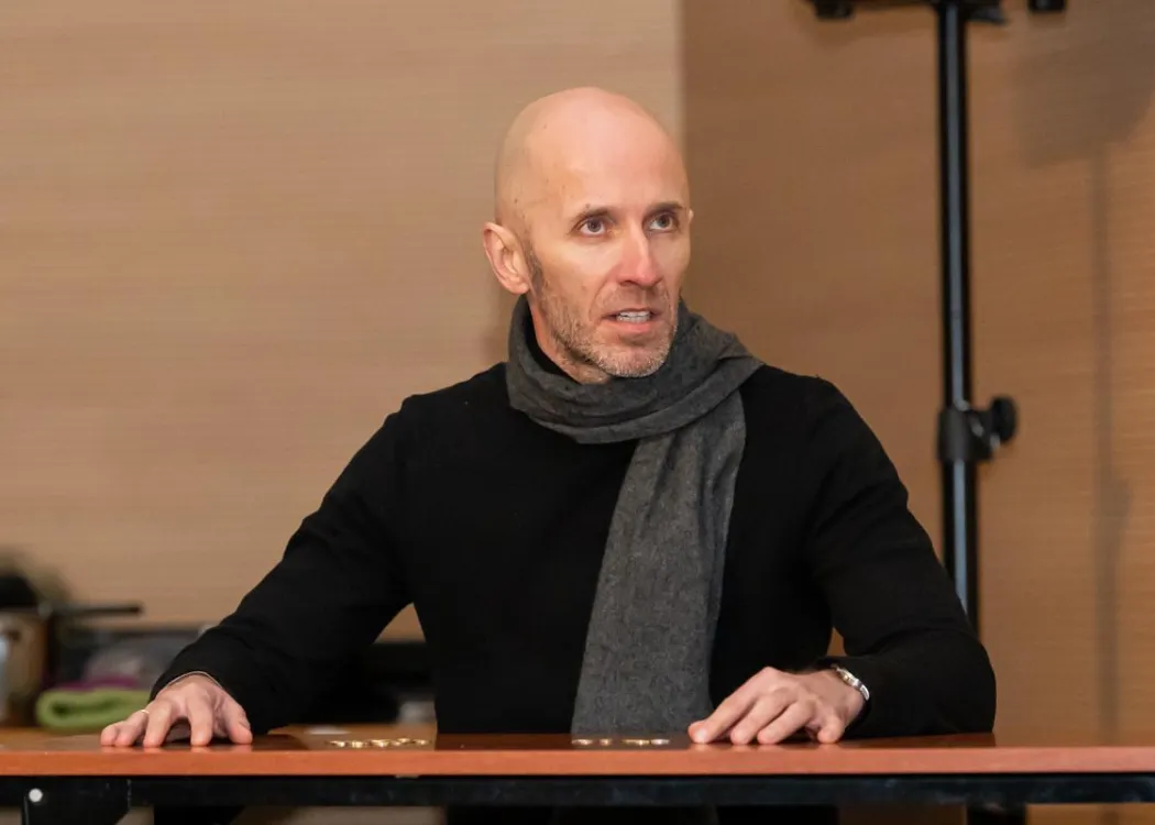 dr Czesław Kiński występuje podczas przedstawienia