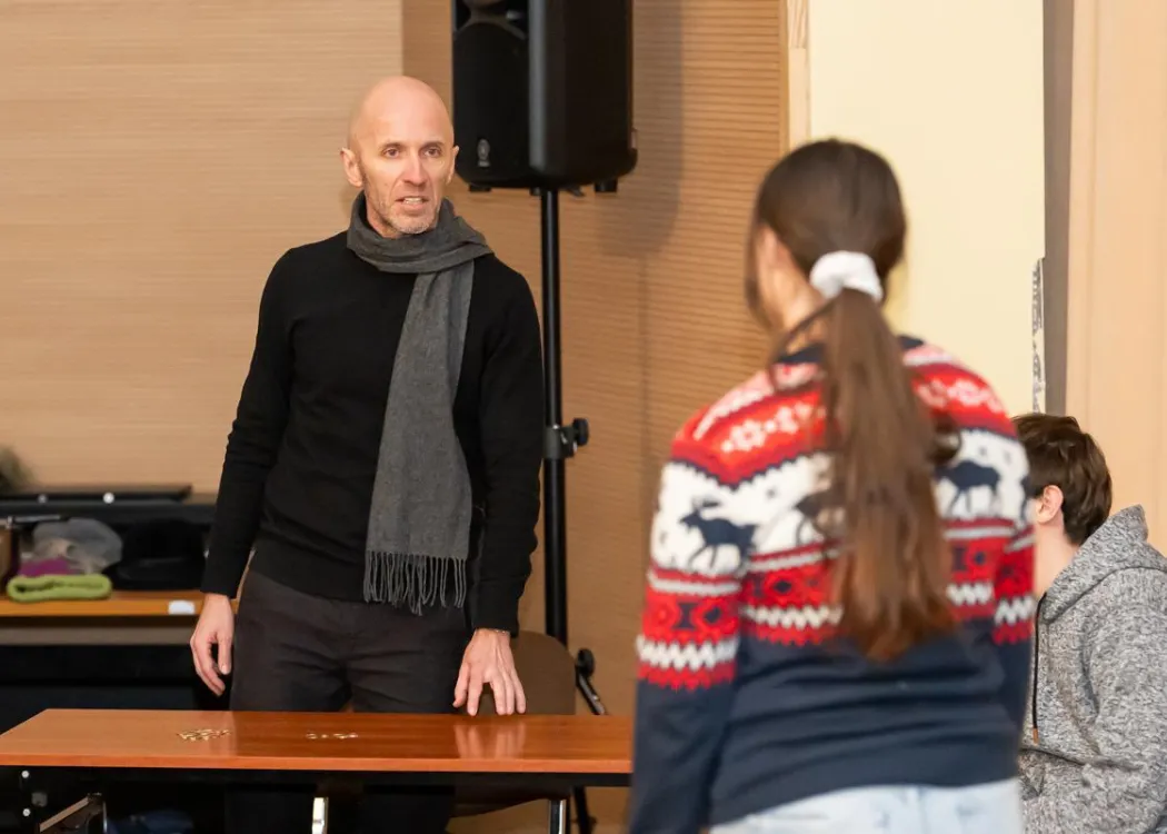 aktorzy grają w trakcie przedstawienia 