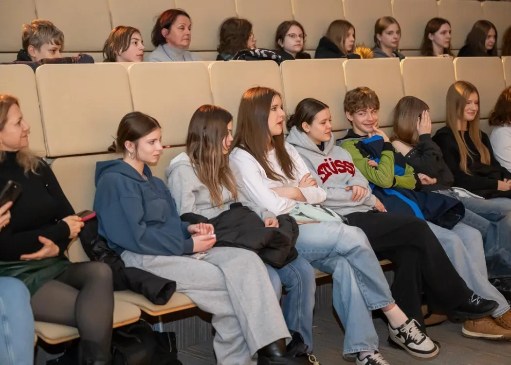 publiczność siedzi na widowni podczas spektaklu Opowieść wigilijna