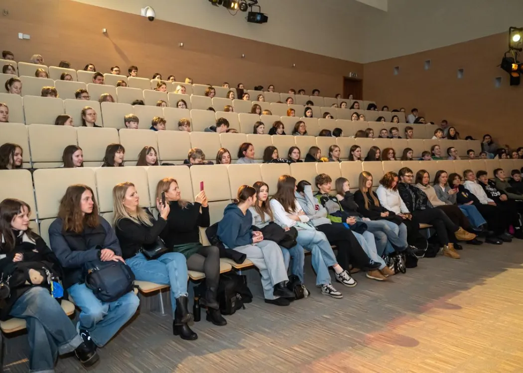 publiczność siedzi na widowni podczas spektaklu Opowieść wigilijna