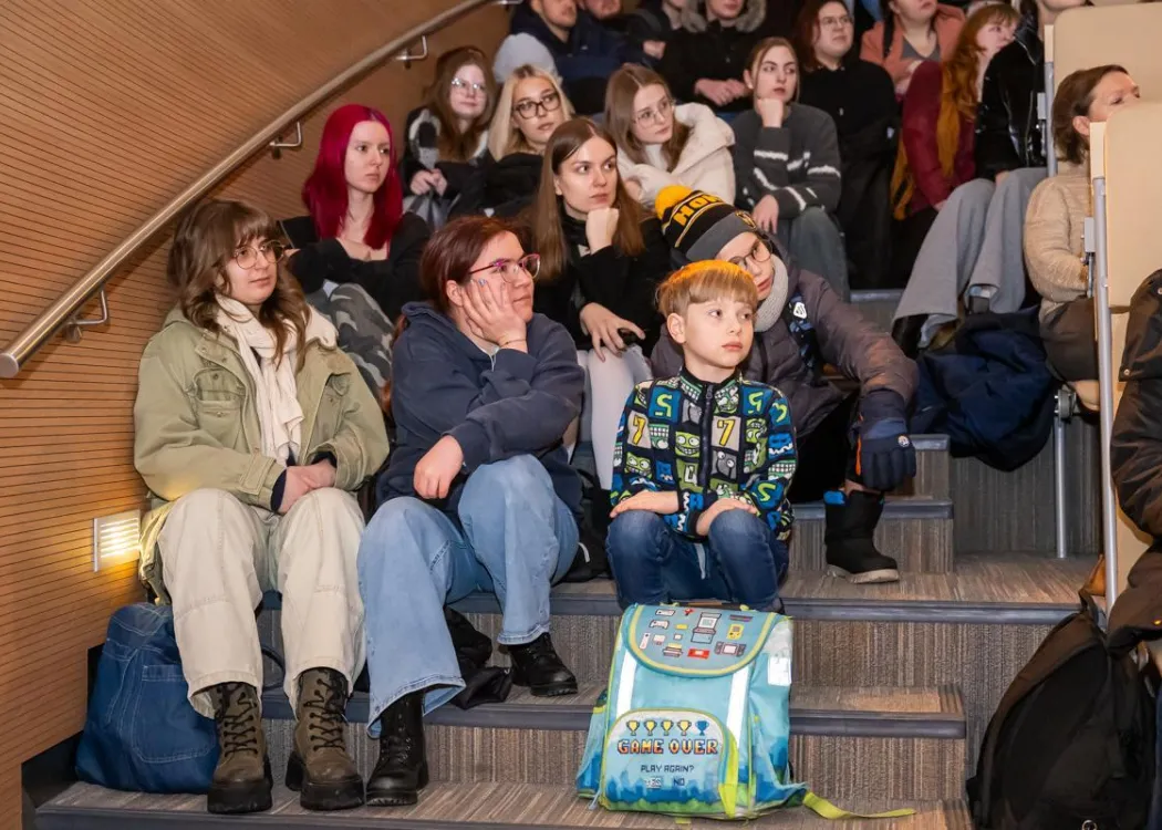 publiczność siedzi na widowni podczas spektaklu Opowieść wigilijna