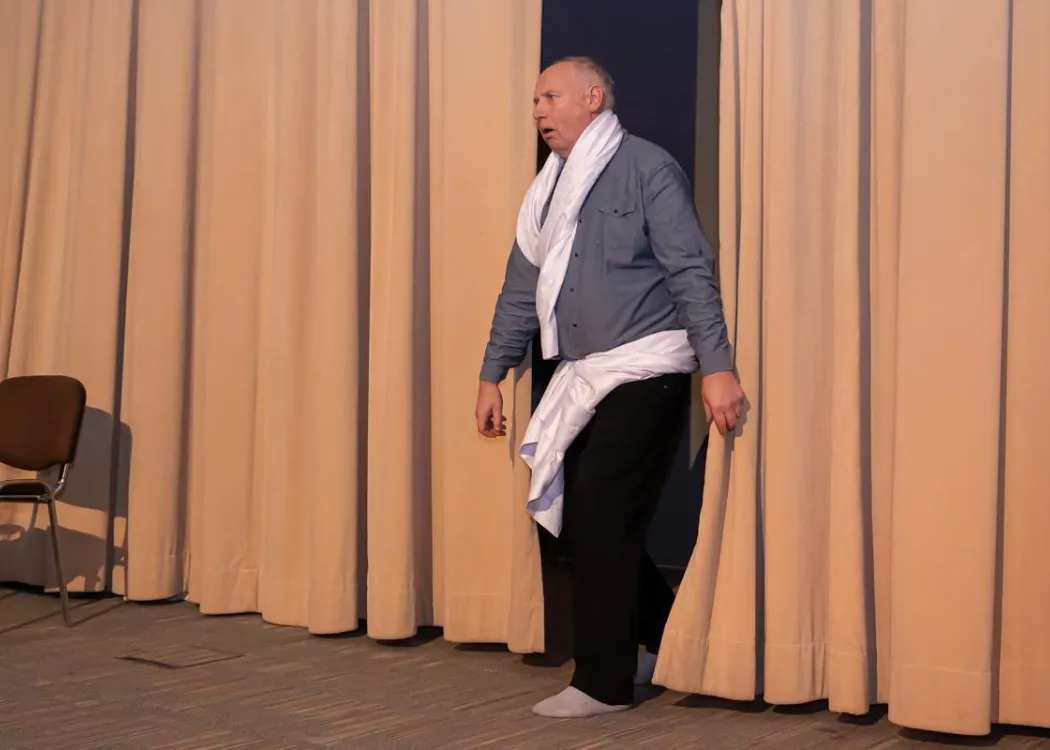 mgr Trevor Hill występuje podczas spektaklu 