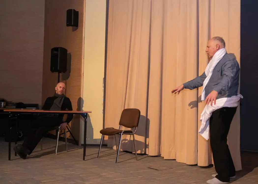 aktorzy grają w trakcie przedstawienia 