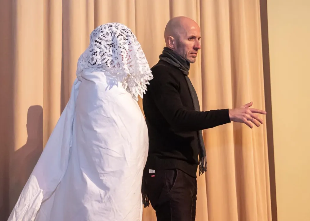 aktorzy grają w trakcie przedstawienia 