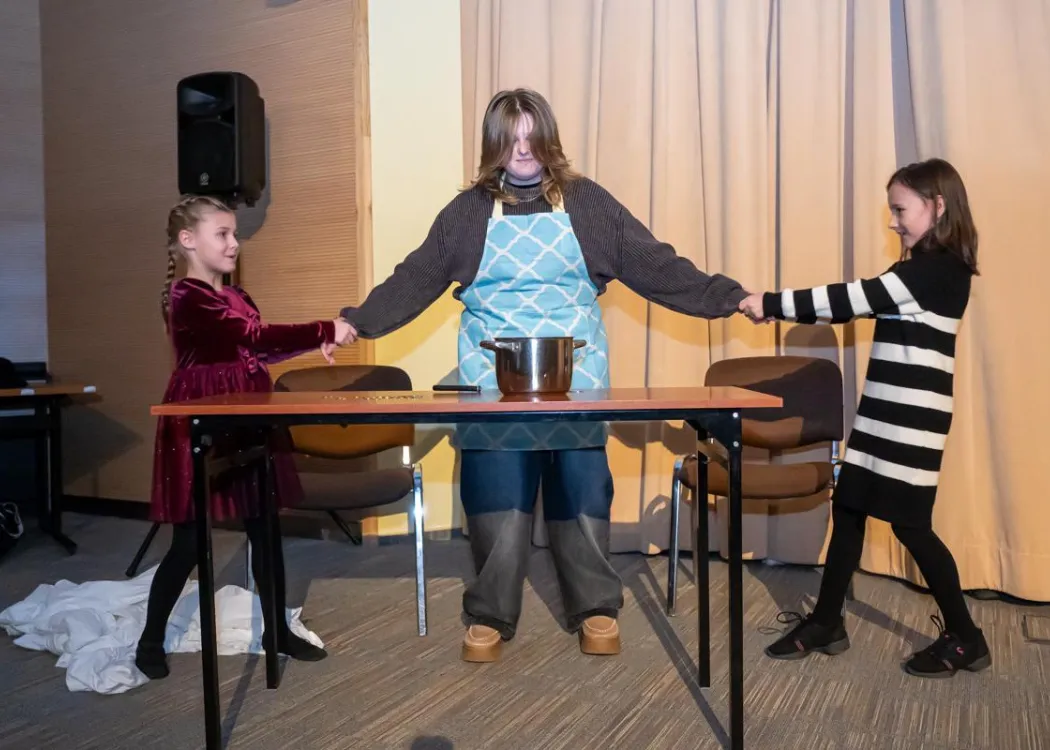 aktorzy grają w trakcie przedstawienia 