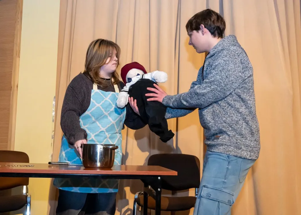 aktorzy grają w trakcie przedstawienia 