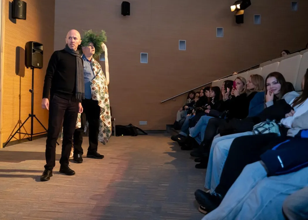 aktorzy grający na scenie i publiczność podczas spektaklu "Opowieść wigilijna" 