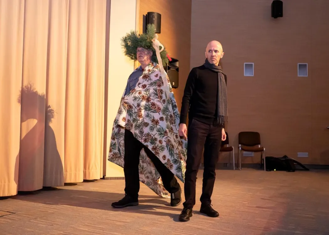 aktorzy grają w trakcie przedstawienia 