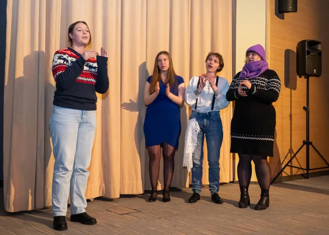 aktorzy grają w trakcie przedstawienia 