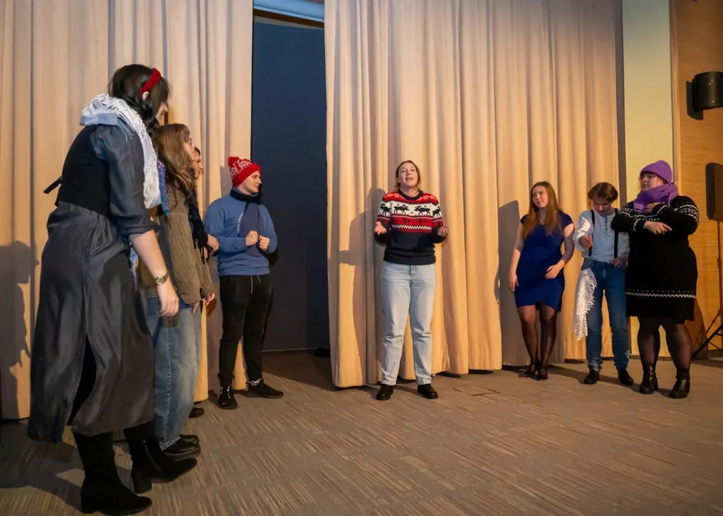 aktorzy grają w trakcie przedstawienia 