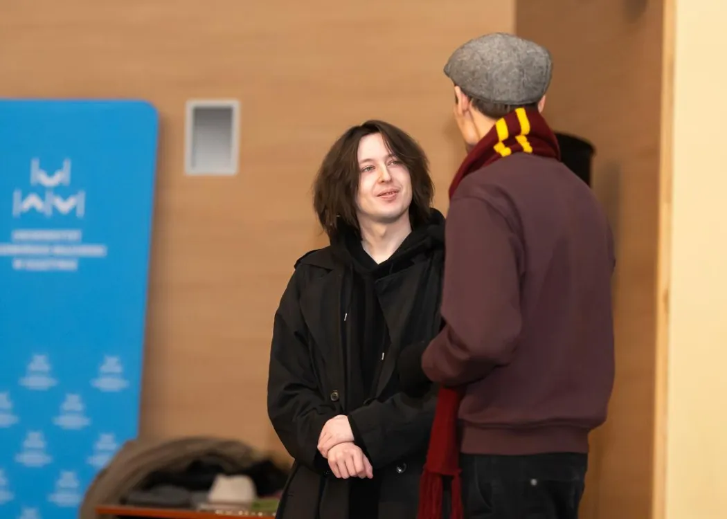 aktorzy grają w trakcie przedstawienia 