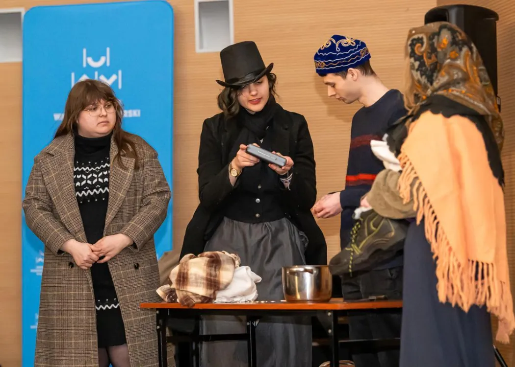 aktorzy grają w trakcie przedstawienia 