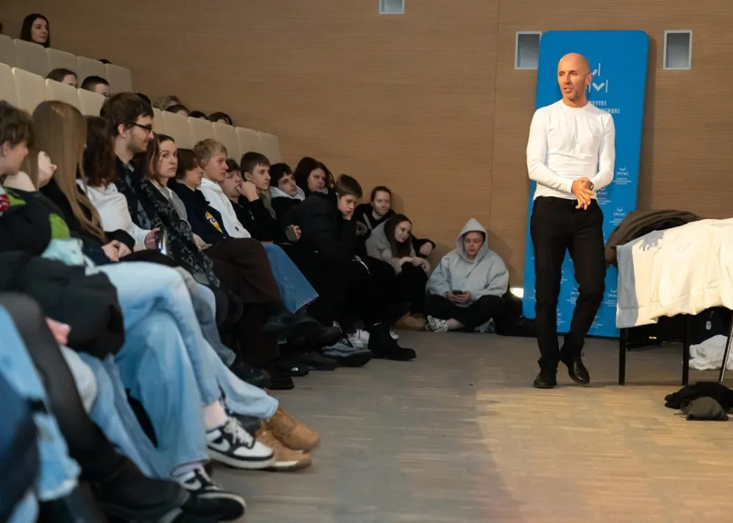 dr Czesław Kiński występujący na scenie i publiczność 