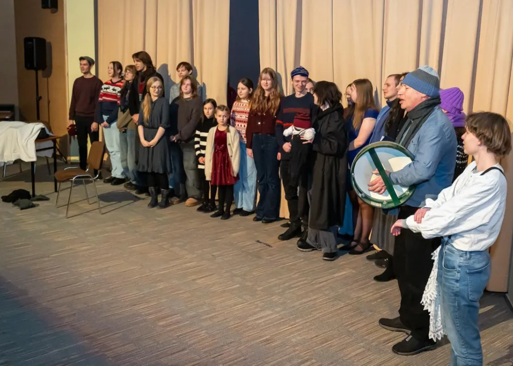 aktorzy grają w trakcie przedstawienia 