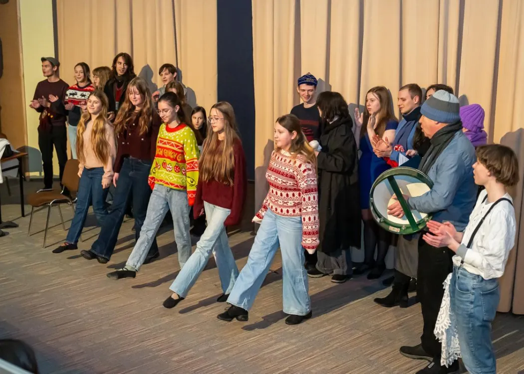 Aktorzy na scenie podczas przedstawienia "Opowieść wigilijna" 