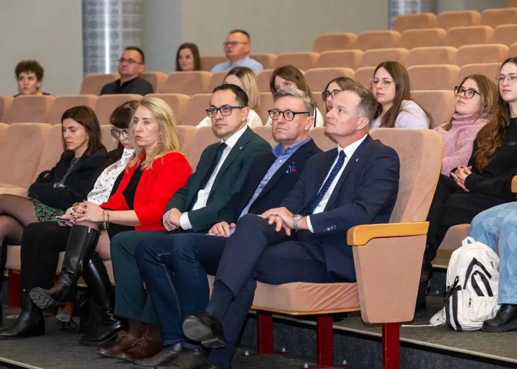 sala konferencyjna i siedzące w niej osoby