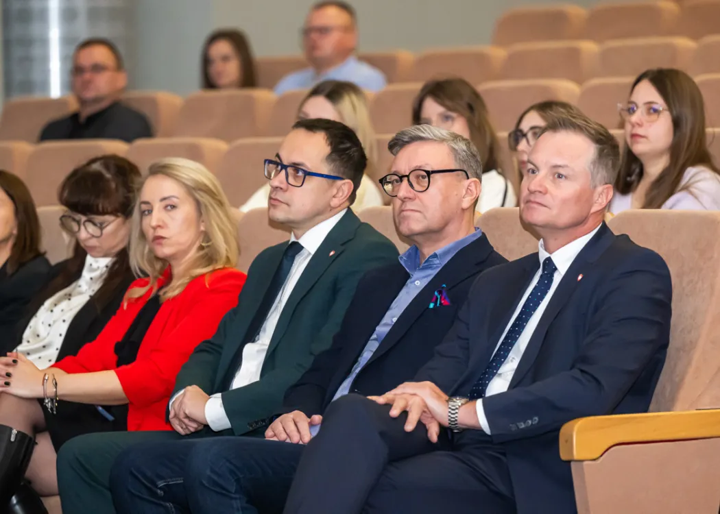 sala konferencyjna i siedzące w niej osoby