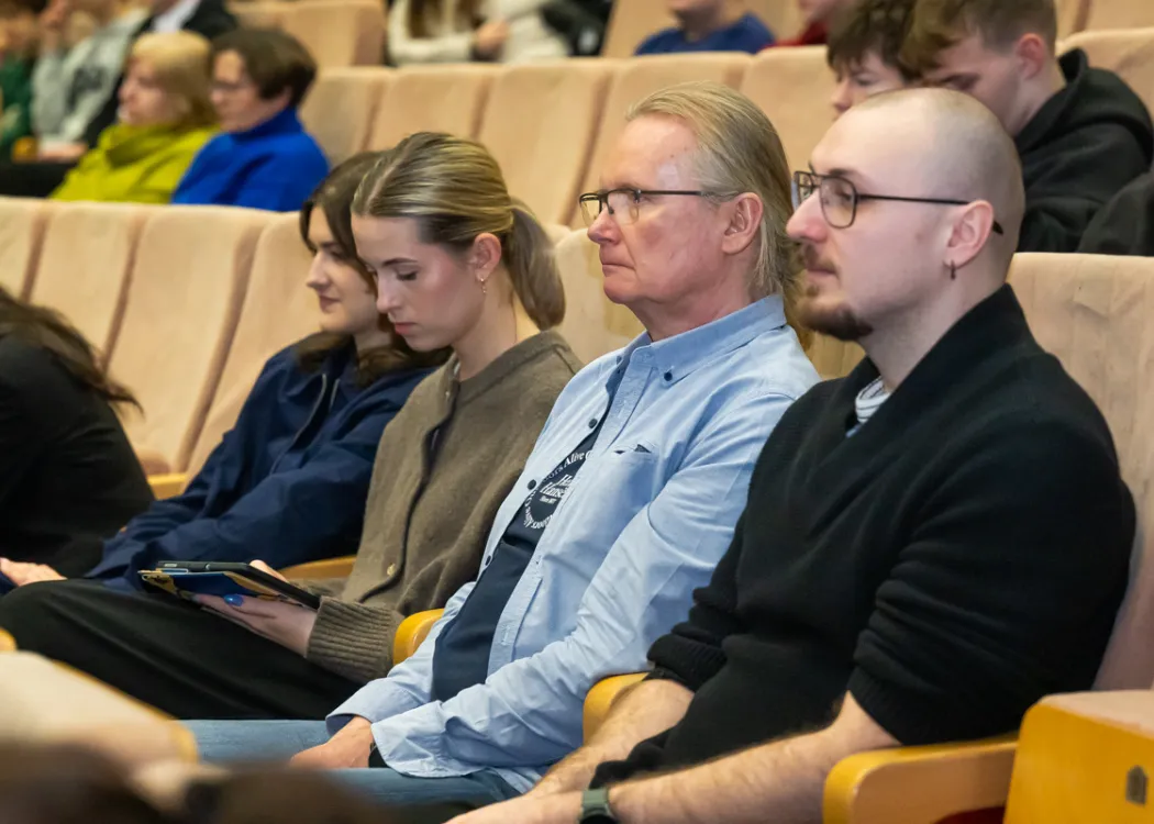 sala konferencyjna i siedzące w niej osoby