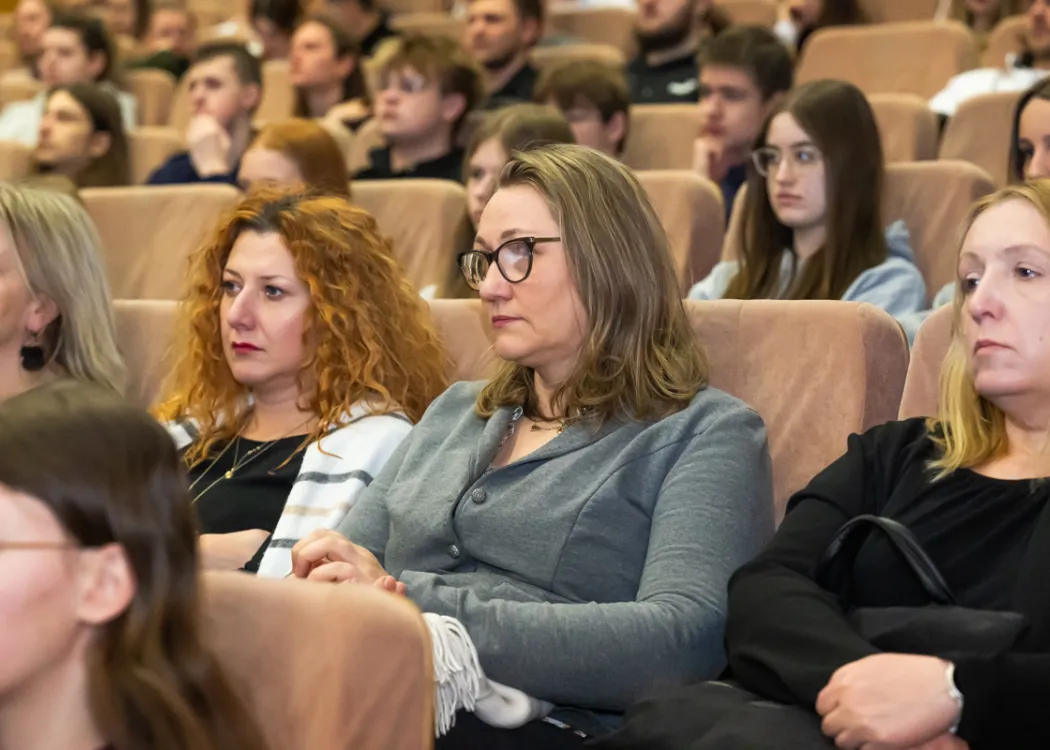 sala konferencyjna i siedzące w niej osoby