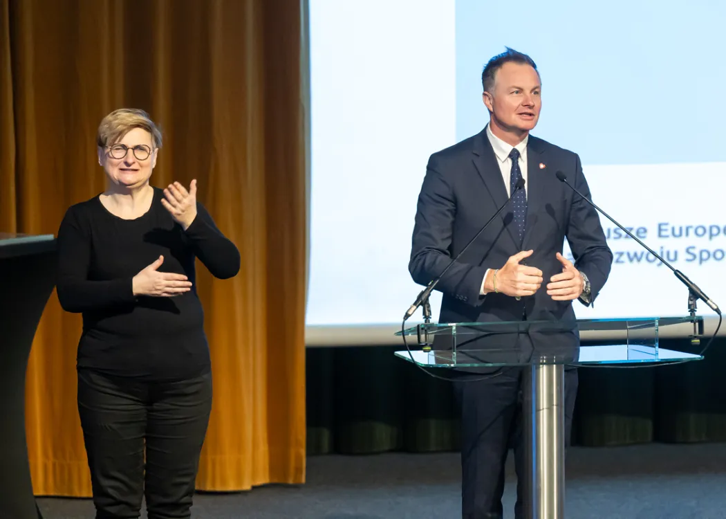 marszałek przemawia w sali konferencyjnej
