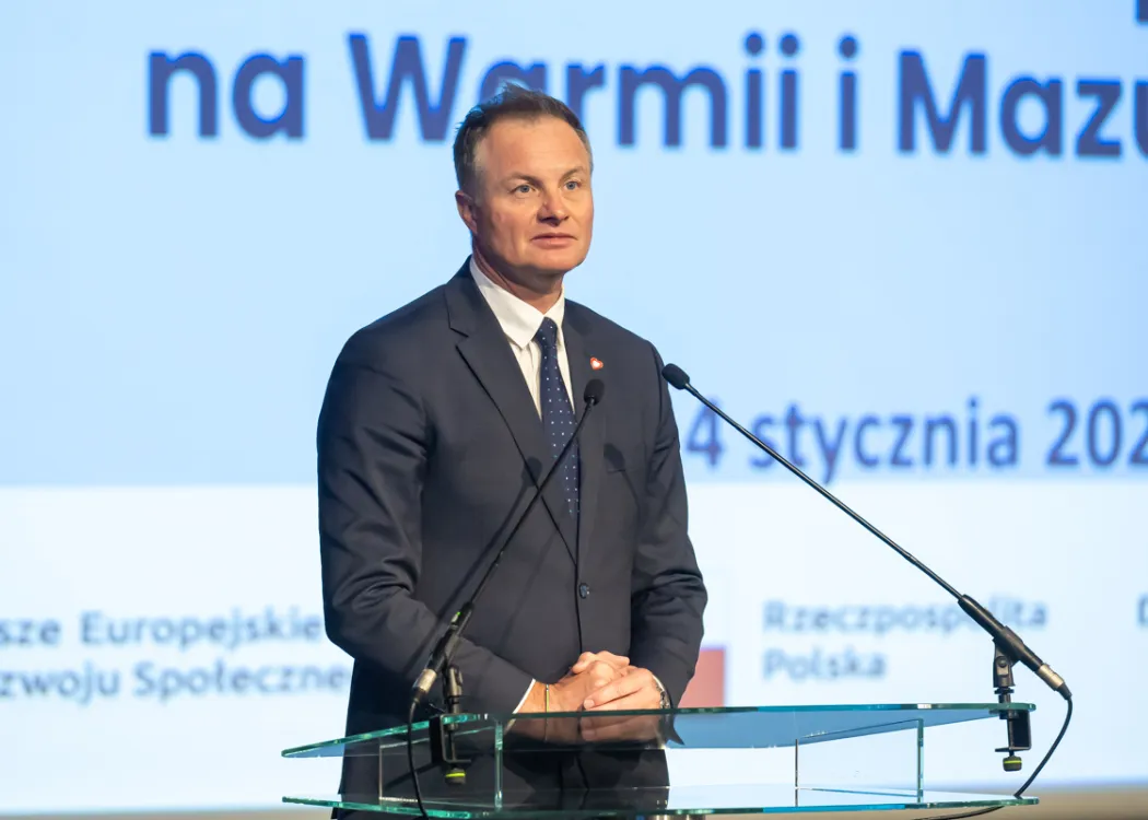 marszałek przemawia w sali konferencyjnej