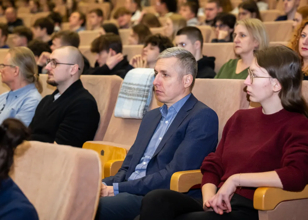 sala konferencyjna i siedzące w niej osoby