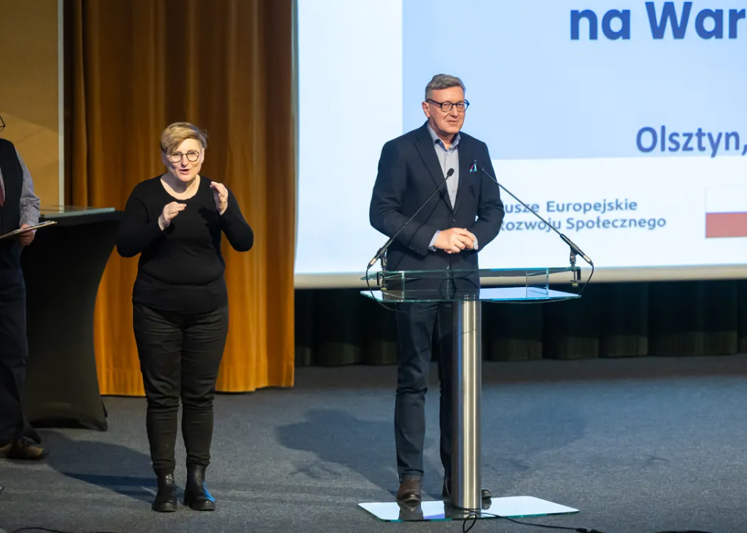 rektor przemawia w sali konferencyjnej