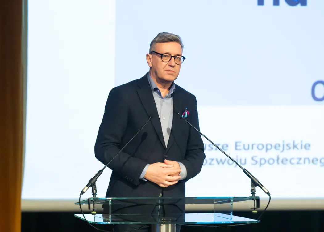 rektor przemawia w sali konferencyjnej