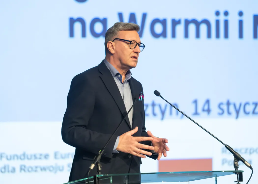 rektor przemawia w sali konferencyjnej