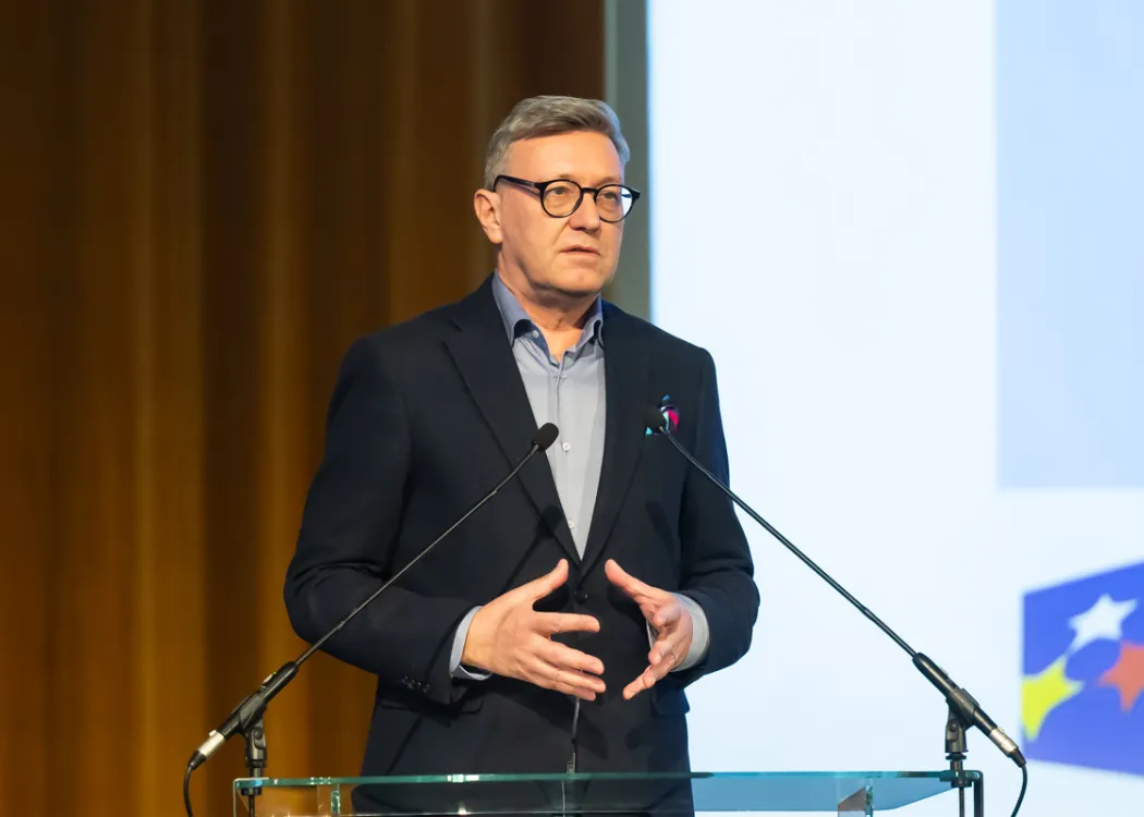 rektor przemawia w sali konferencyjnej