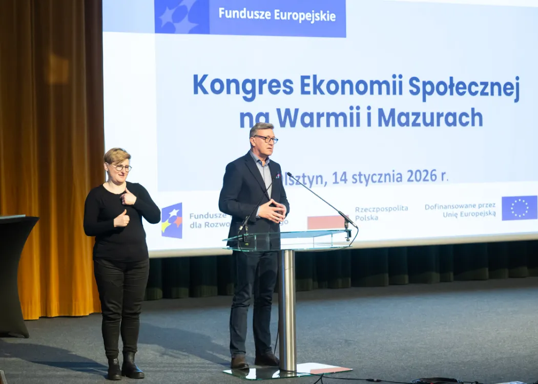 rektor przemawia w sali konferencyjnej