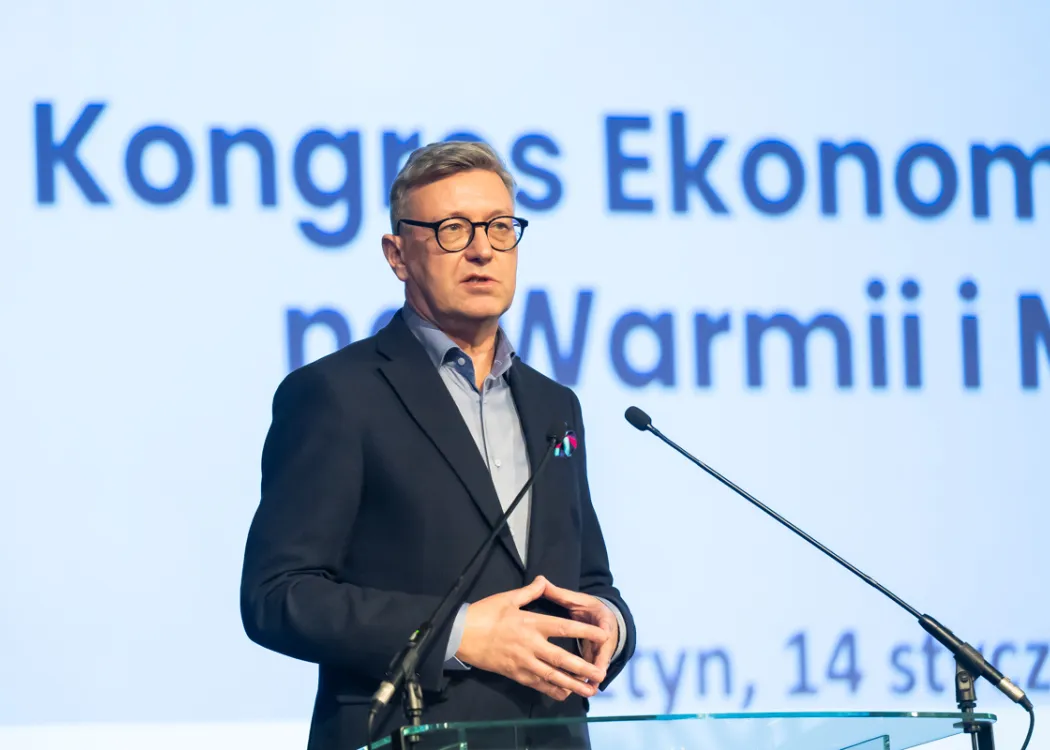 rektor przemawia w sali konferencyjnej