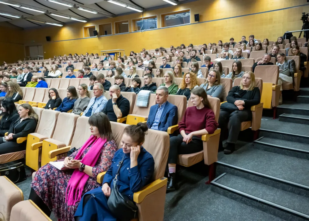sala konferencyjna i siedzące w niej osoby