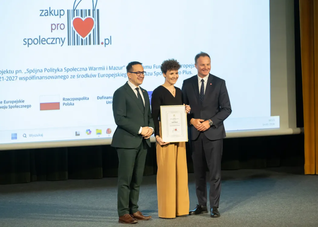 wyróżnieni przez marszałka stoją na scenie i trzymają dyplomy