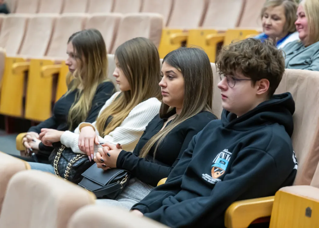 sala konferencyjna i siedzące w niej osoby