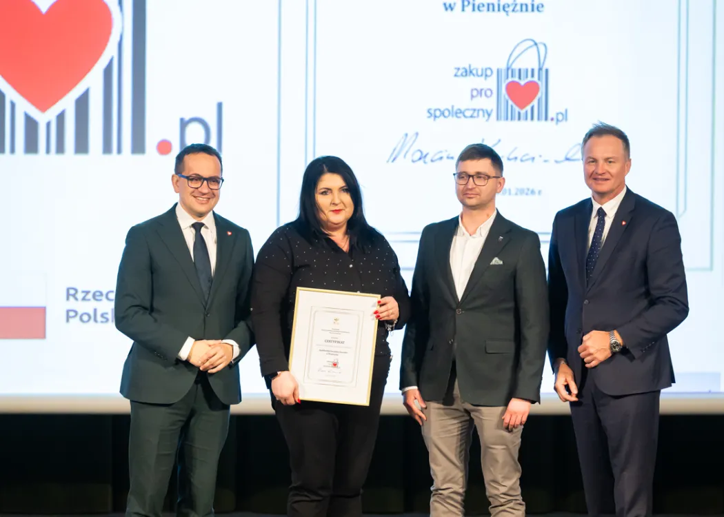 wyróżnieni przez marszałka stoją na scenie i trzymają dyplomy