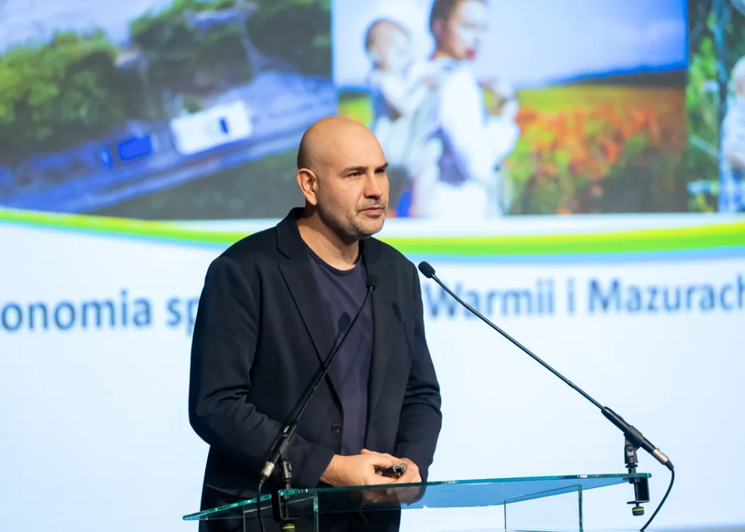 osoba przy mikrofonie