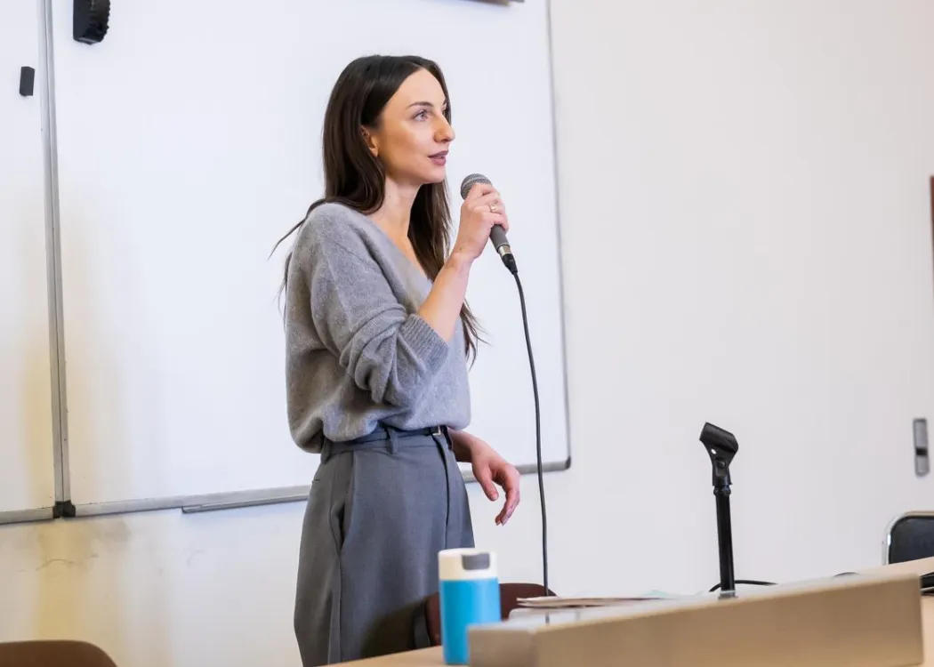 dr Dominika Myślak wygłasza wykład podczas styczniowych "Czwartków z humanistyką" 