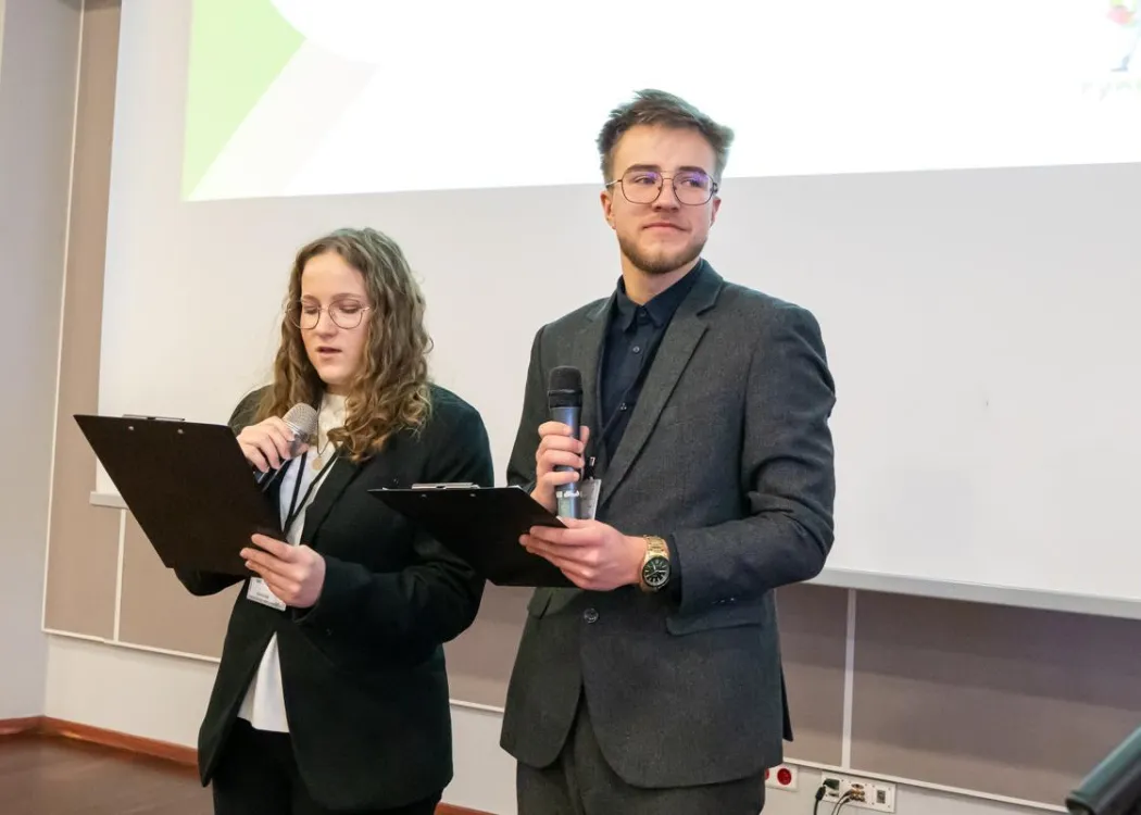 Konferencja rynek pracy dla leśnika 2025: prowadzący witają uczestników