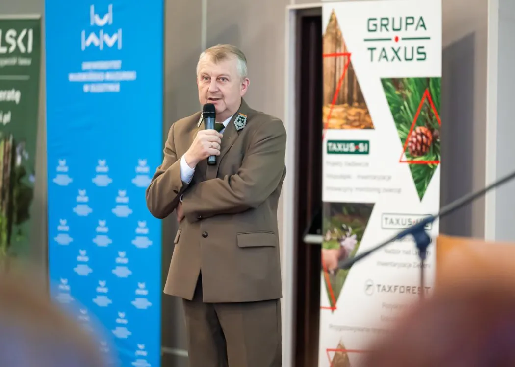 Konferencja rynek pracy dla leśnika 2025: pracownik Lasów Państwowych występuje podczas konferencji 
