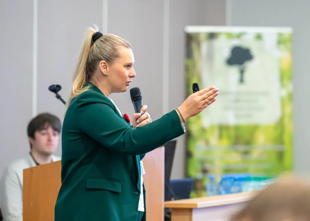 Konferencja rynek pracy dla leśnika 2025: prelegentka wygłasza prelekcję