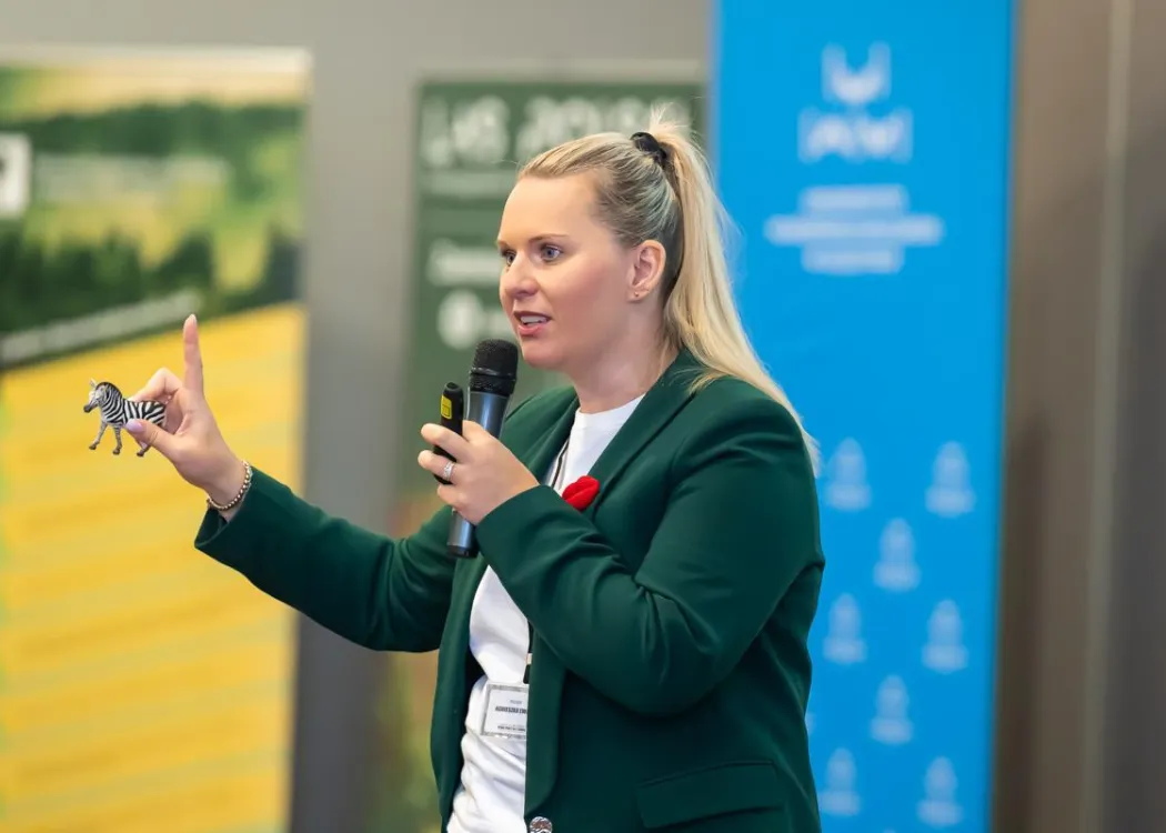 Konferencja rynek pracy dla leśnika 2025: prelegentka wygłasza prelekcję 