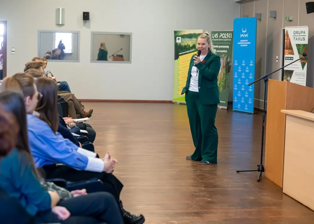 Konferencja rynek pracy dla leśnika 2025: prelegentka wygłasza prelekcję, publiczność 