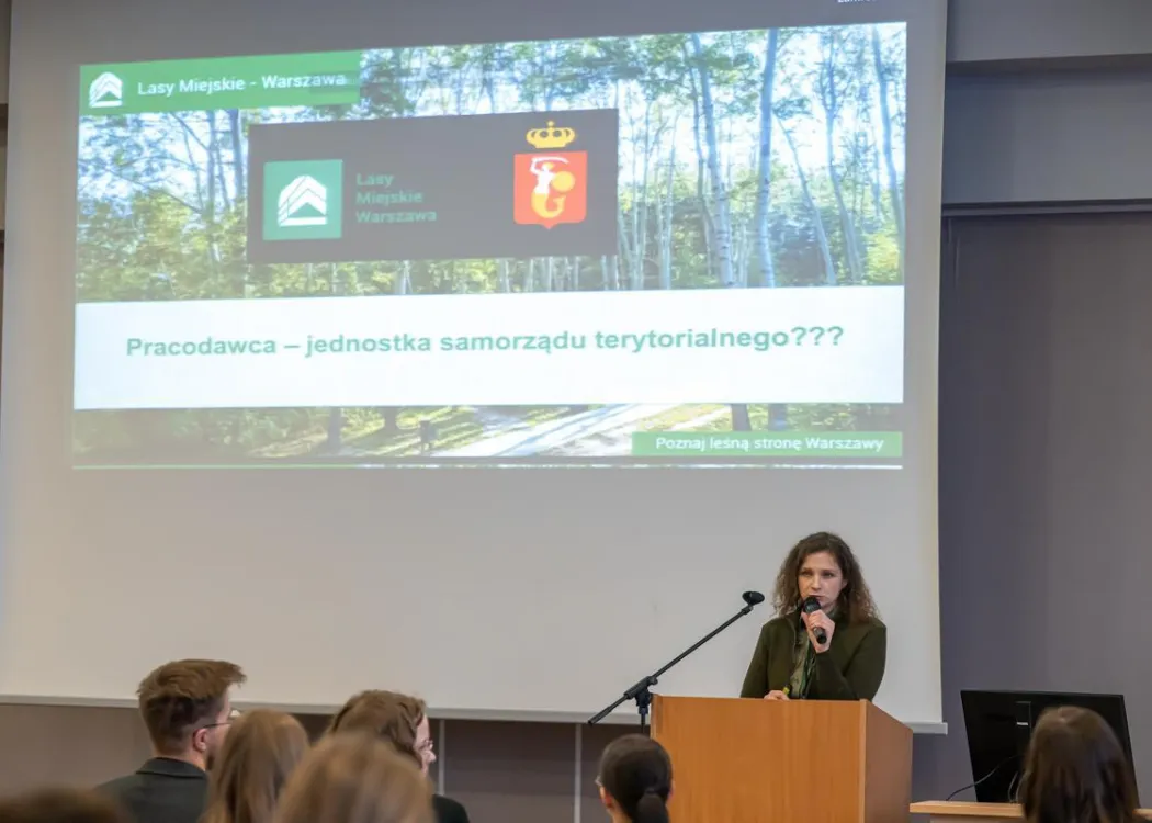 Konferencja rynek pracy dla leśnika 2025: prelegentka stoi na mównicy i wygłasza prelekcję 